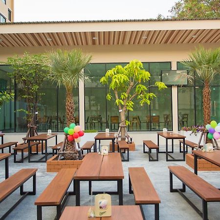 Alisha Court Hotel & Residence Bangkok Bagian luar foto
