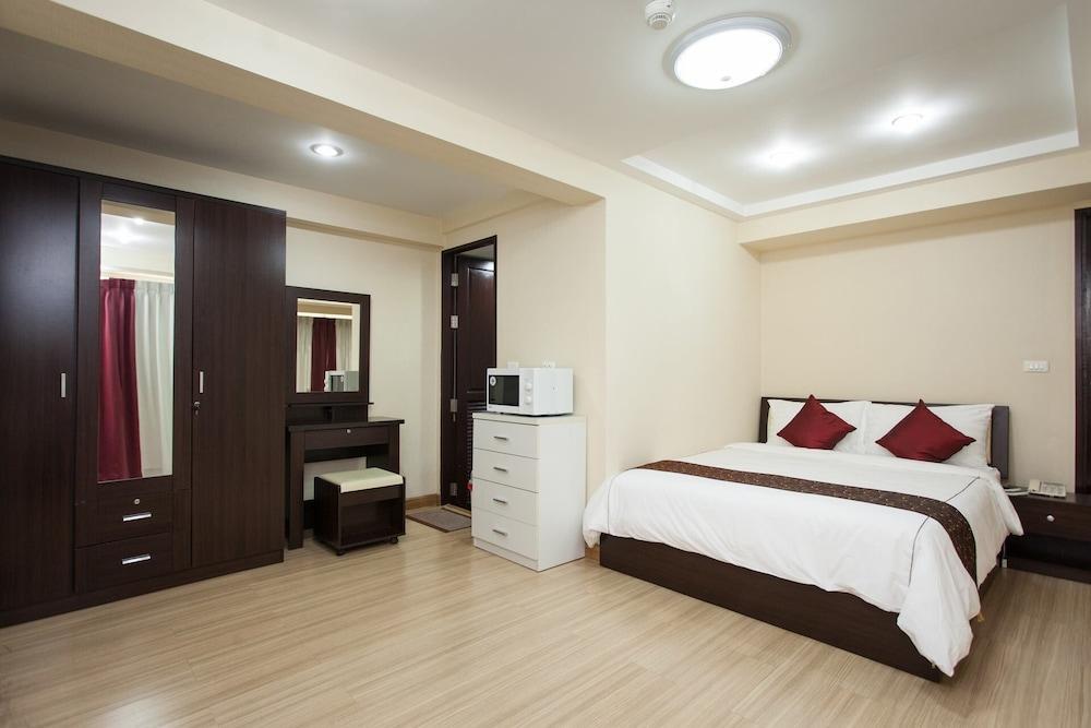 Alisha Court Hotel & Residence Bangkok Bagian luar foto