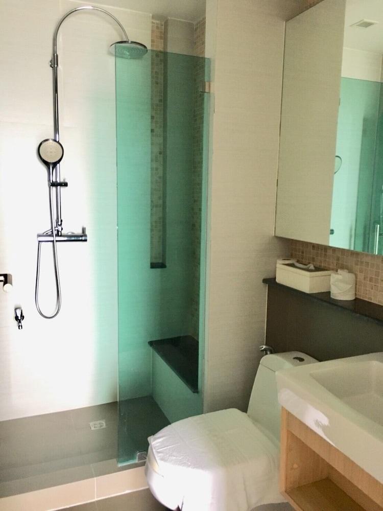 Alisha Court Hotel & Residence Bangkok Bagian luar foto
