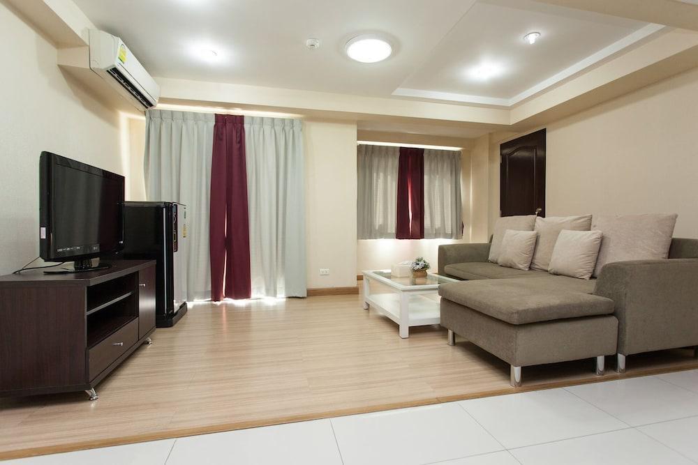 Alisha Court Hotel & Residence Bangkok Bagian luar foto