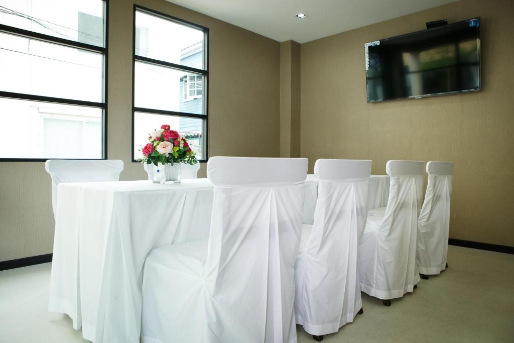 Alisha Court Hotel & Residence Bangkok Bagian luar foto