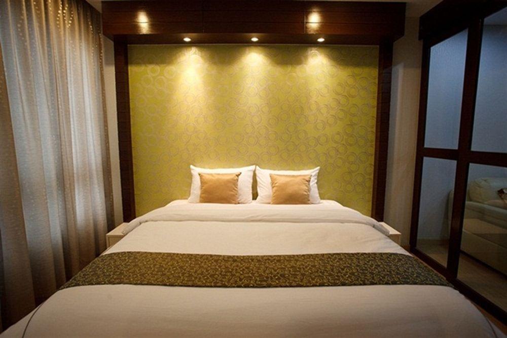 Alisha Court Hotel & Residence Bangkok Bagian luar foto